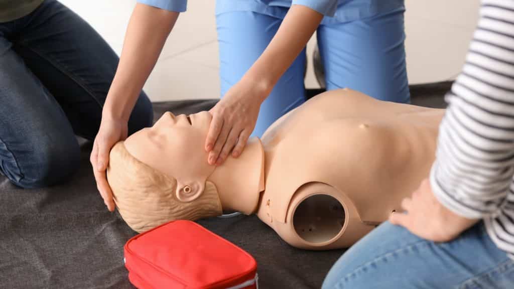 5 reasons first aid training is a must for every canadian