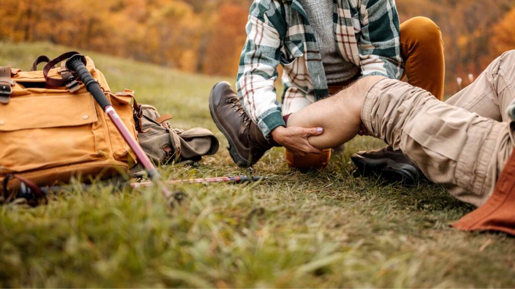 A person experienced in first aid for travellers helping someone.